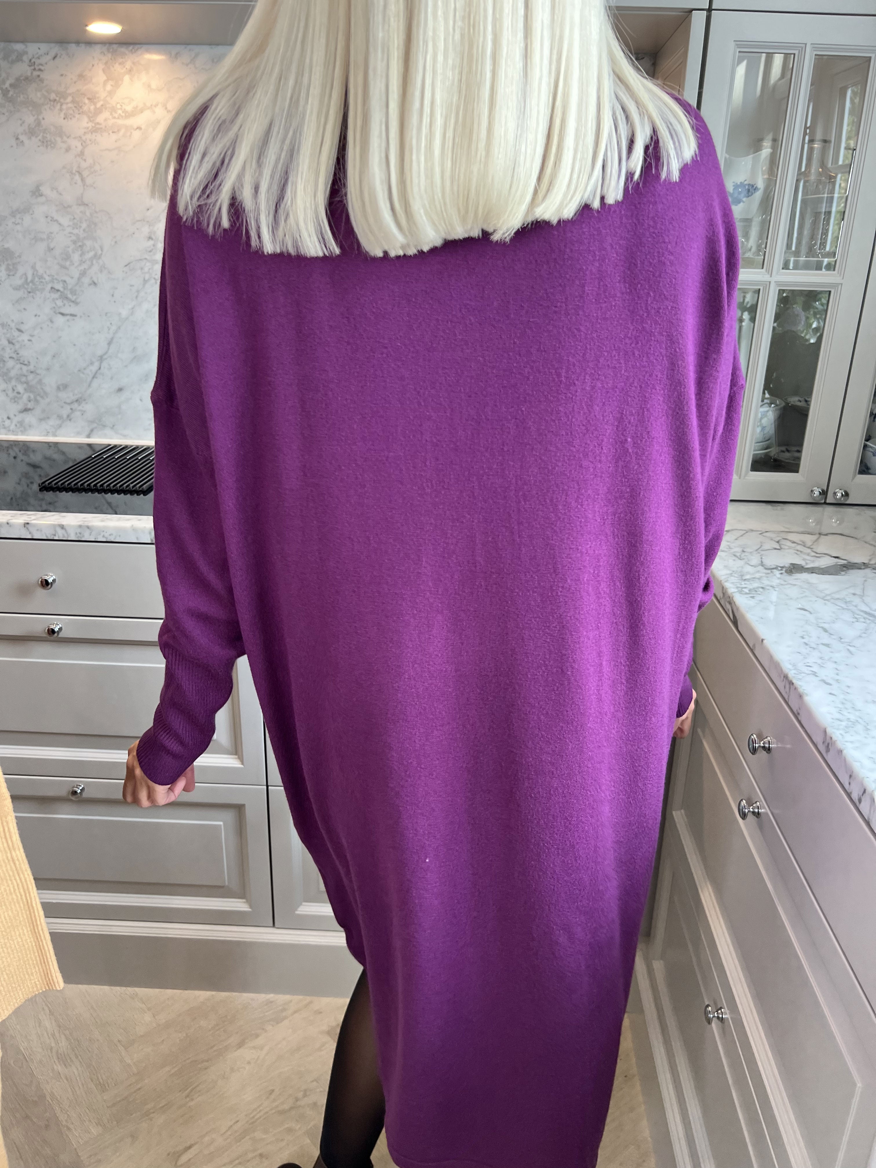 Yasha - Blød strikkjole i strækbart stof pyntet med similisten